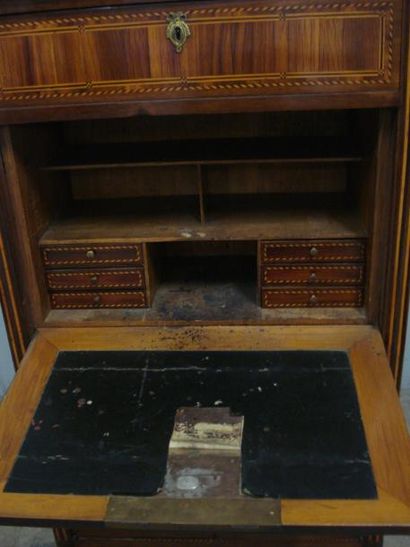 Secrétaire en placage de satiné dans des...