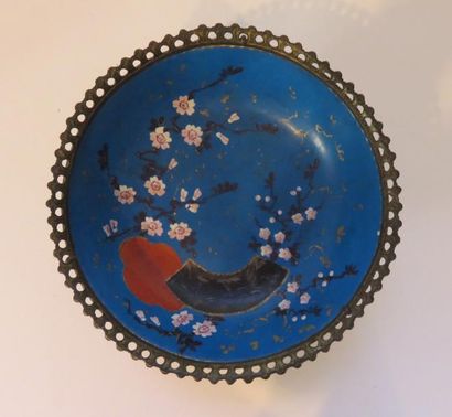 MAASTRICHT
Coupe en porcelaine à décor dans...