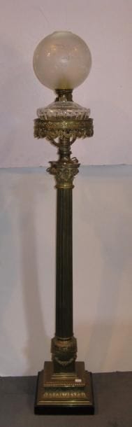 Importante lampe à pétrole sur pied en bronze...