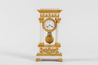 Pendule en albâtre et bronze ciselé et doré....