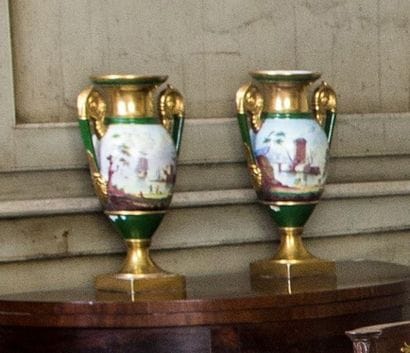 Paire de vases en porcelaine verte et dorée...