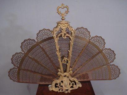 Pare-étincelles à piétement en bronze doré...