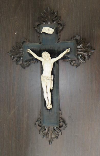 Christ en ivoire sculpté sur une croix en...