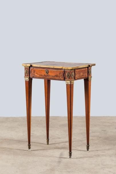 Petite table écritoire marquetée d'une scène...