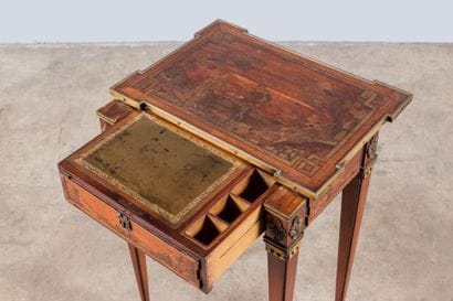 Petite table écritoire marquetée d'une scène...