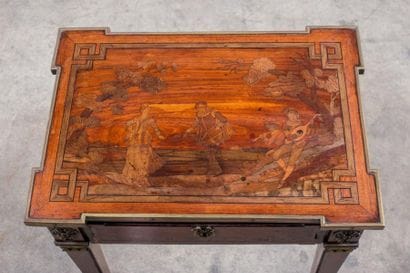 Petite table écritoire marquetée d'une scène...