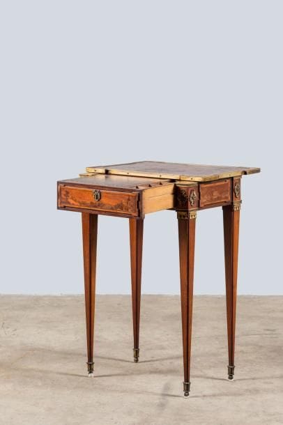 Petite table écritoire marquetée d'une scène...