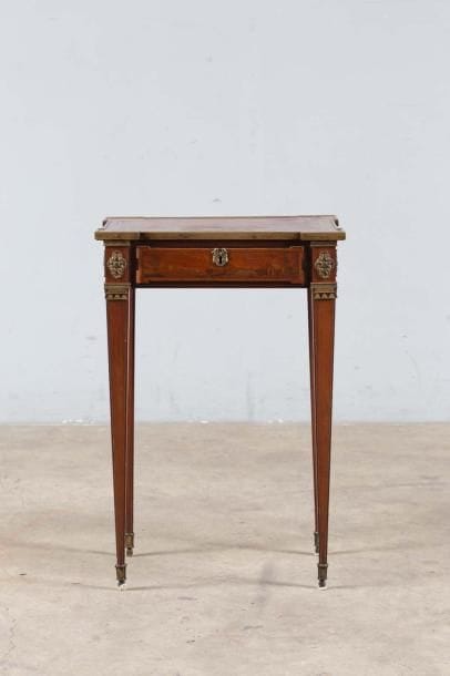 Petite table écritoire marquetée d'une scène...