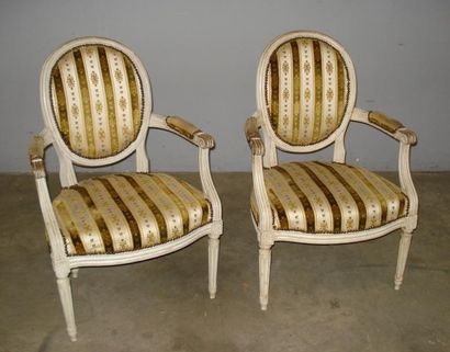 Paire de fauteuils en bois laqué crème, dossier...