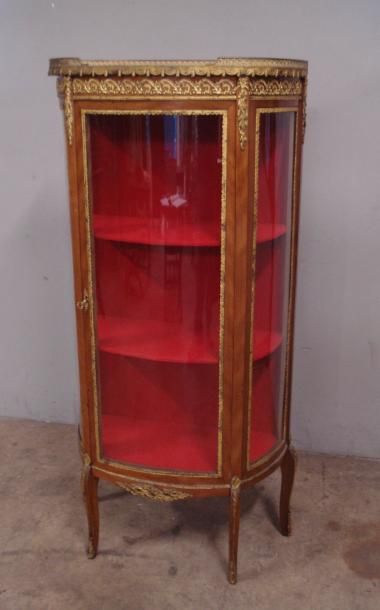 Vitrine bombée en acajou à porte et côtés...