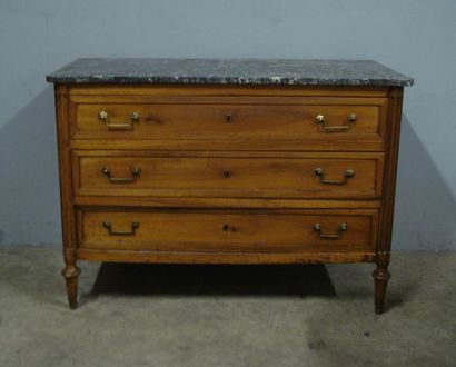 Commode en merisier ouvrant à trois tiroirs...