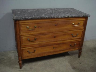 Commode en merisier ouvrant à trois tiroirs...