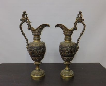 Paire d'aiguières en bronze ciselé et patiné...