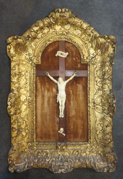 Christ en ivoire sculpté sur une croix en...
