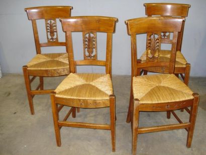 Suite de quatre chaises en merisier, dossier...