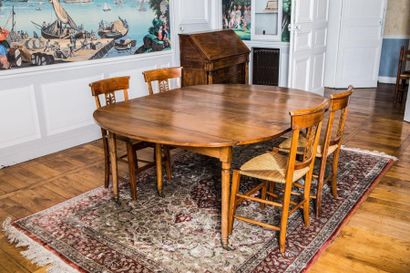 Grande table ovale en noyer. Le plateau à...