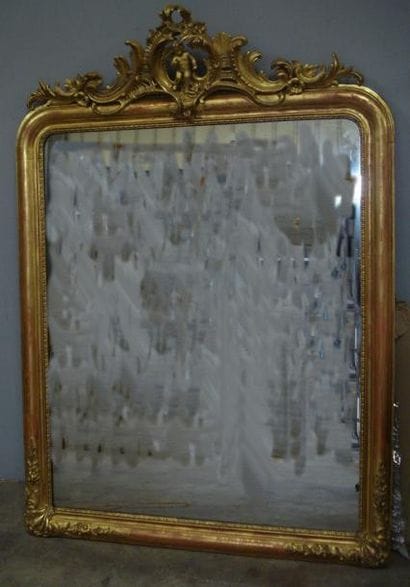 Grand miroir à encadrement en bois et stuc...