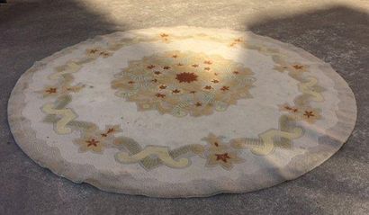 JULES LELEU
Tapis de forme circulaire en...