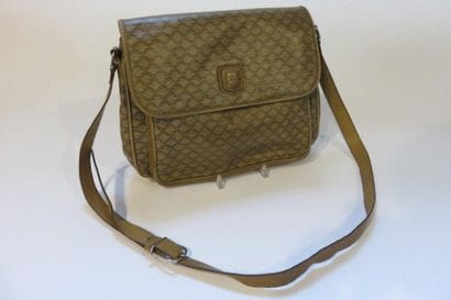 CELINE
Sac à rabat en toile monogrammée beige,...