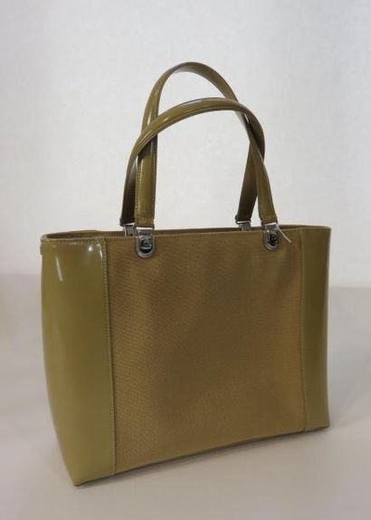 DIOR
Sac cabas en toile et cuir rigide beige,...