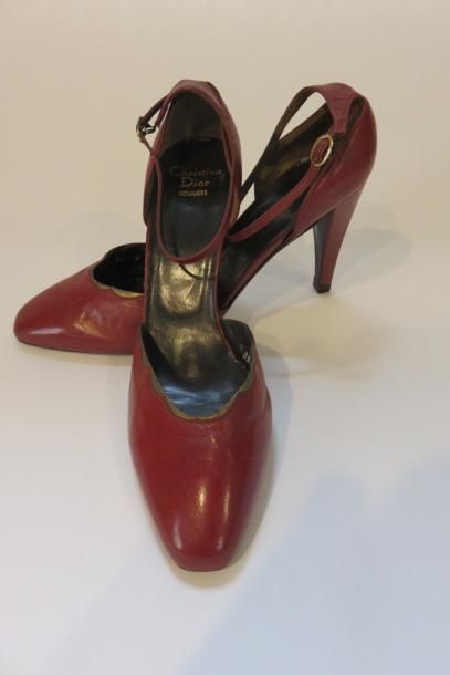 CHRISTIAN DIOR
Paire d'escarpins décolletés...