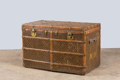 LOUIS VUITTON
Malle en toile monogramme,...