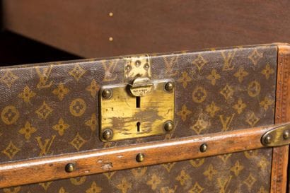 LOUIS VUITTON
Malle en toile monogramme,...