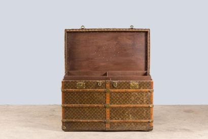 LOUIS VUITTON
Malle en toile monogramme,...