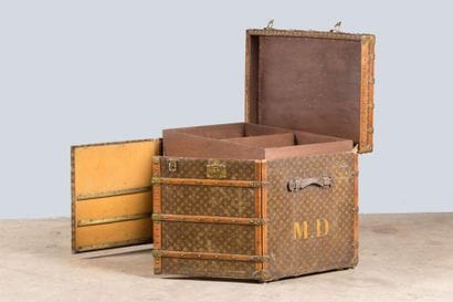 LOUIS VUITTON
Malle en toile monogramme,...