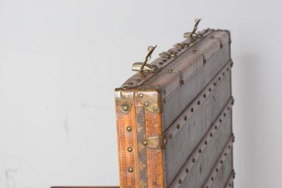 LOUIS VUITTON
Malle en toile monogramme,...