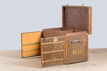 LOUIS VUITTON
Malle en toile monogramme,...