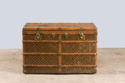 LOUIS VUITTON
Malle en toile monogramme,...