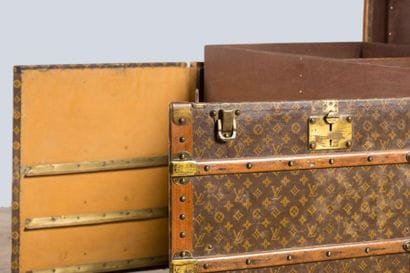 LOUIS VUITTON
Malle en toile monogramme,...