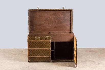 LOUIS VUITTON
Malle en toile monogramme,...