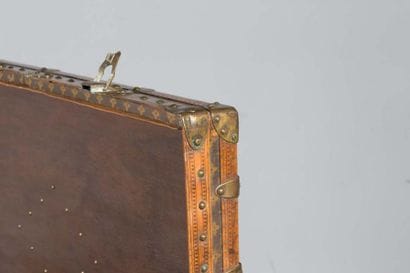 LOUIS VUITTON
Malle en toile monogramme,...
