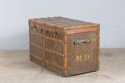 LOUIS VUITTON
Malle en toile monogramme,...