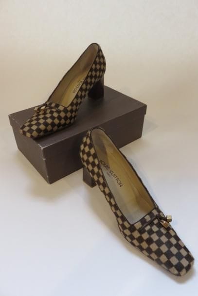 LOUIS VUITTON
Escarpins en poulain imprimé...