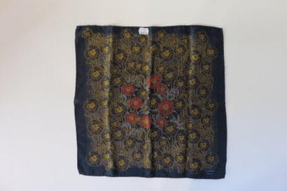 LANVIN
Pochette en soie bleu nuit à décor...