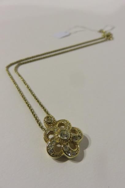CHRISTIAN DIOR
Pendentif en métal doré et...