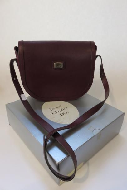 CHRISTIAN DIOR
Sac besace en cuir rouge bordeaux,...
