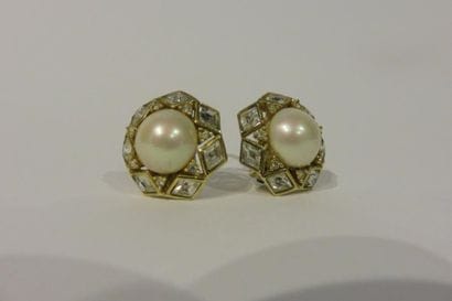 CHRISTIAN DIOR
Paire de boucles d'oreille...