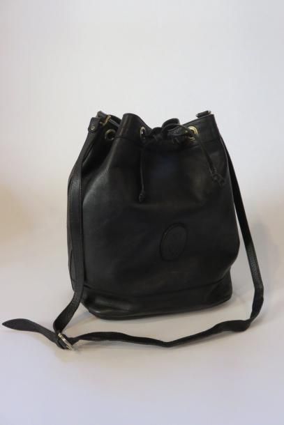 CARTIER
Sac seau en cuir noir, médaillon...