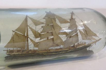 Bateau en bouteille: Trois-mâts barque en...
