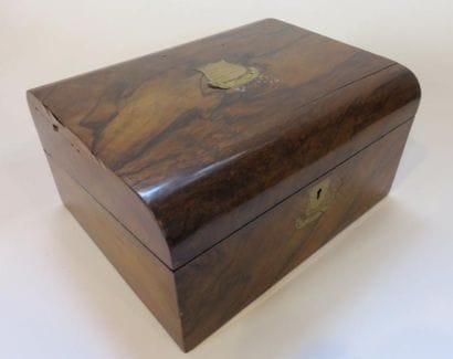 Coffret écritoire à dessus bombé plaqué de...