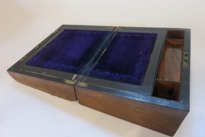 Coffret écritoire à dessus bombé plaqué de...