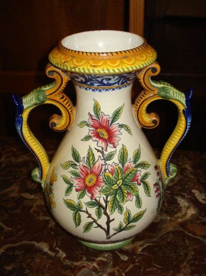 HENRIOT QUIMPER
Vase pansu à deux anses volutées...