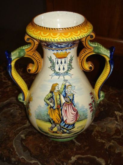 HENRIOT QUIMPER
Vase pansu à deux anses volutées...