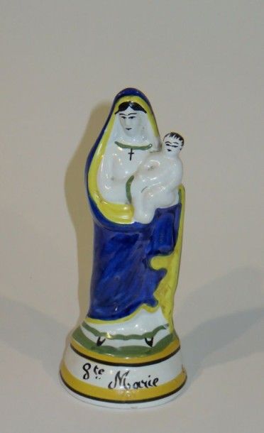 Sainte Marie en faïence polychrome tenant...