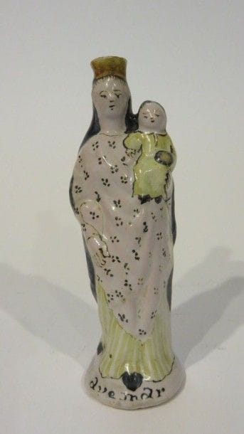 Vierge à l'Enfant en faïence émaillée, la...