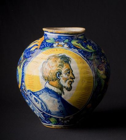VENISE
Vase boule en majolique à décor polychrome...